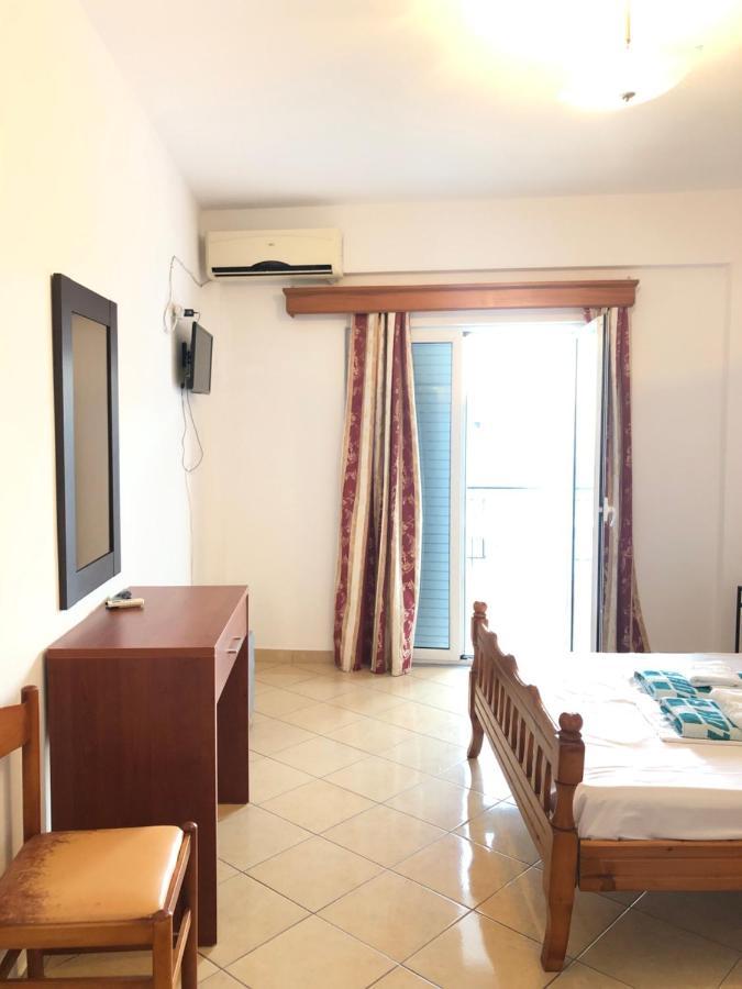 Center Hotel Pirro Химара Экстерьер фото