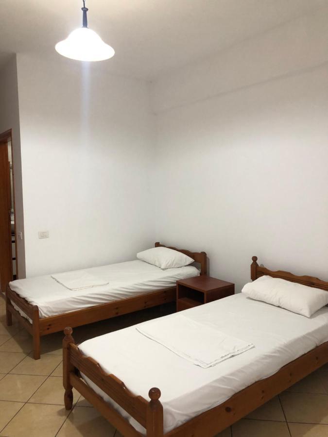 Center Hotel Pirro Химара Экстерьер фото