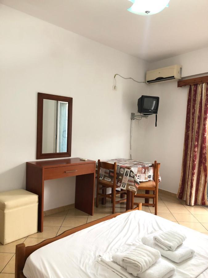Center Hotel Pirro Химара Экстерьер фото