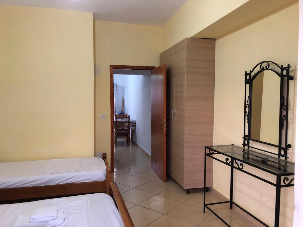 Center Hotel Pirro Химара Экстерьер фото