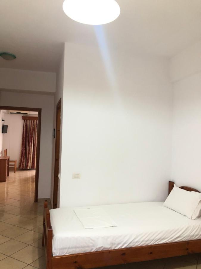 Center Hotel Pirro Химара Экстерьер фото