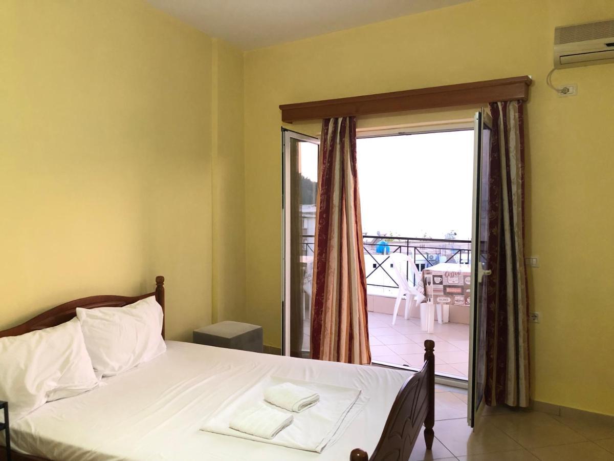 Center Hotel Pirro Химара Экстерьер фото