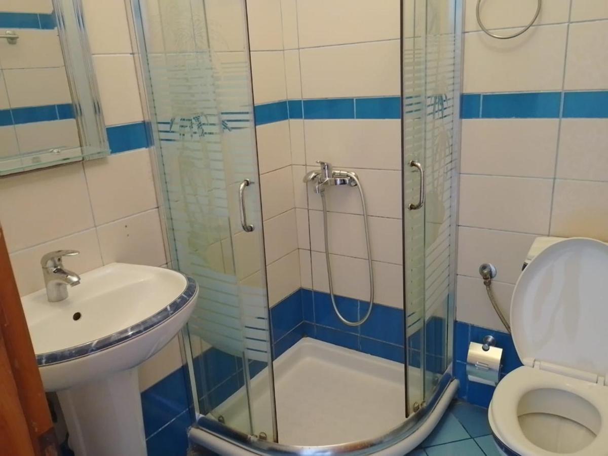 Center Hotel Pirro Химара Экстерьер фото
