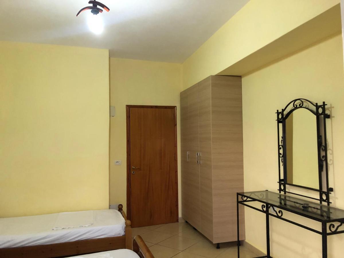 Center Hotel Pirro Химара Экстерьер фото