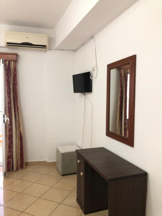 Center Hotel Pirro Химара Экстерьер фото