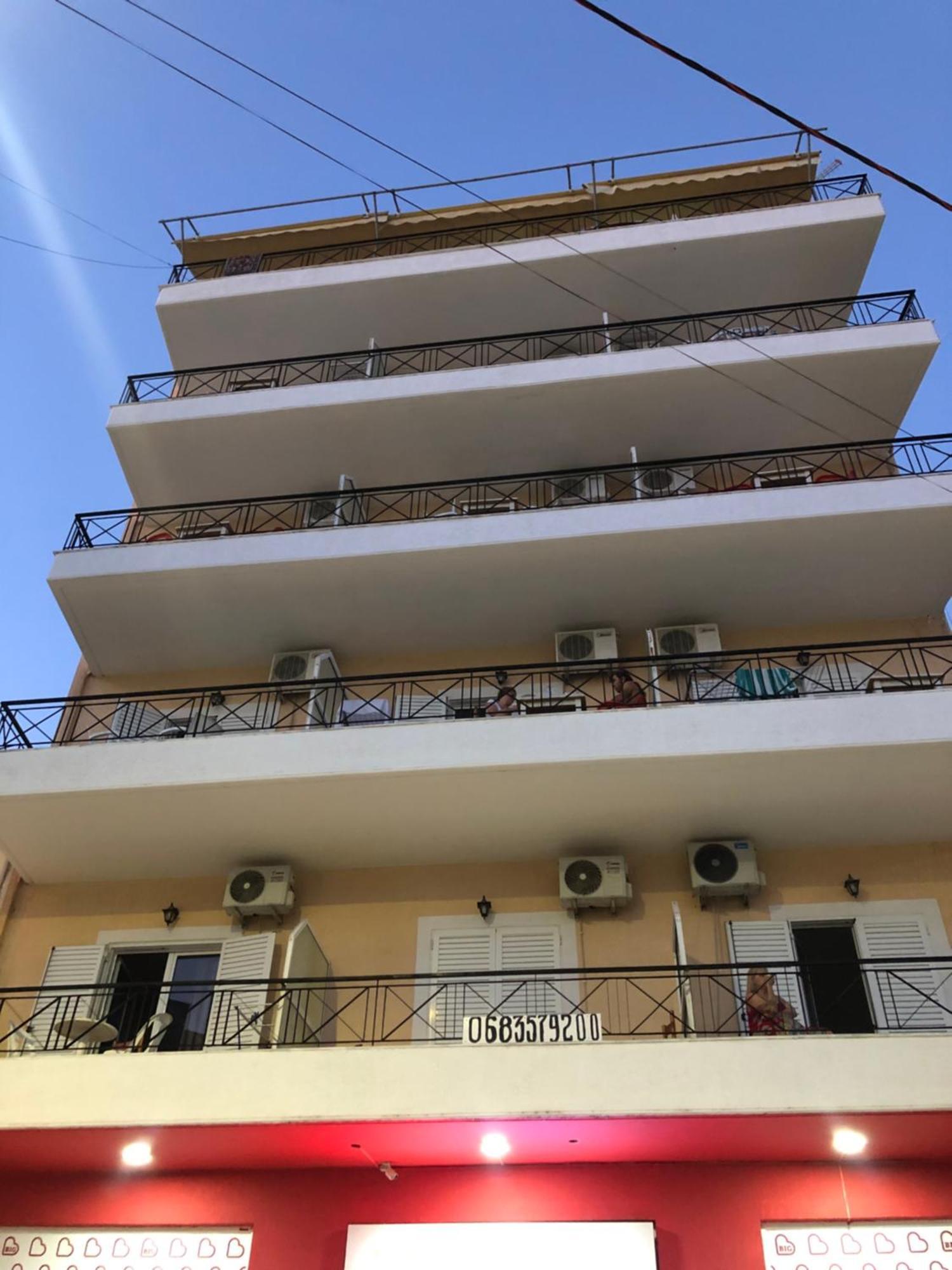 Center Hotel Pirro Химара Экстерьер фото