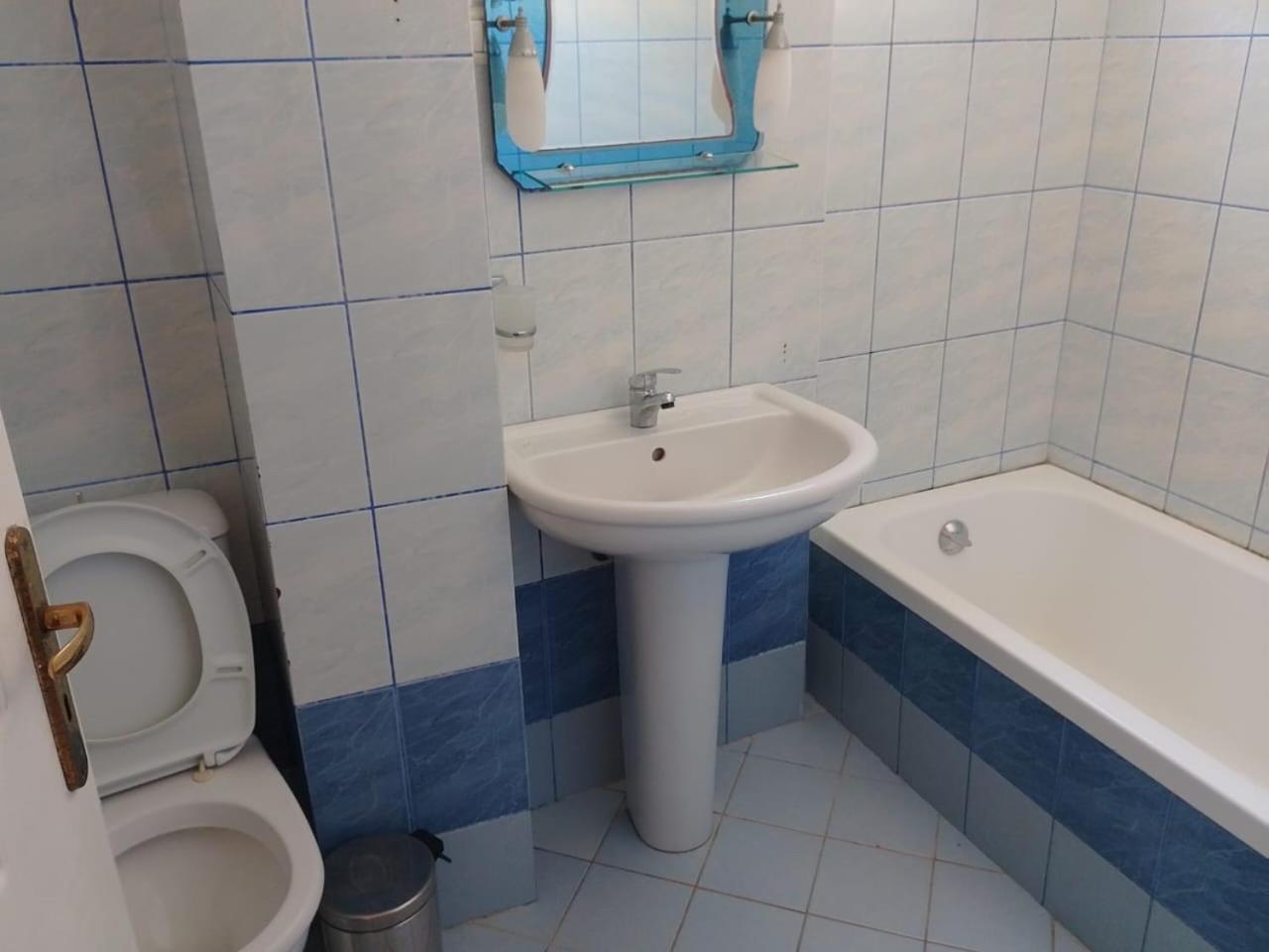 Center Hotel Pirro Химара Экстерьер фото