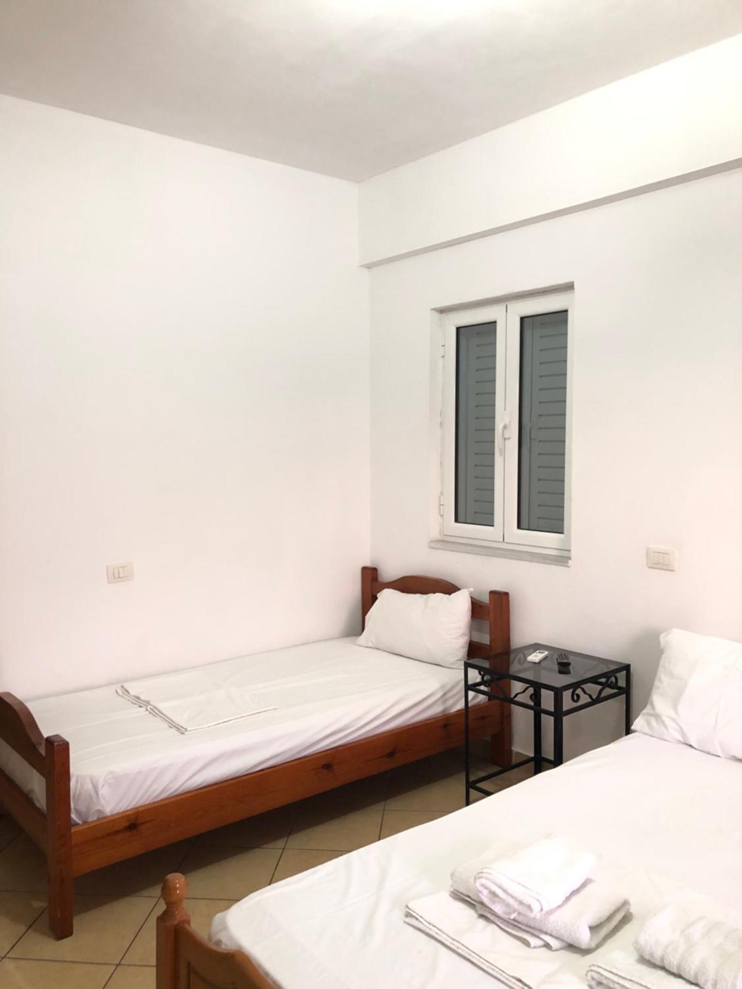 Center Hotel Pirro Химара Экстерьер фото