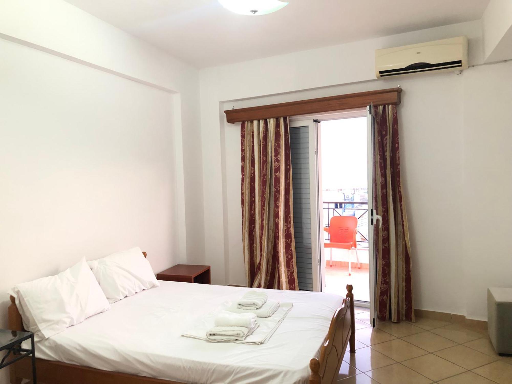 Center Hotel Pirro Химара Экстерьер фото